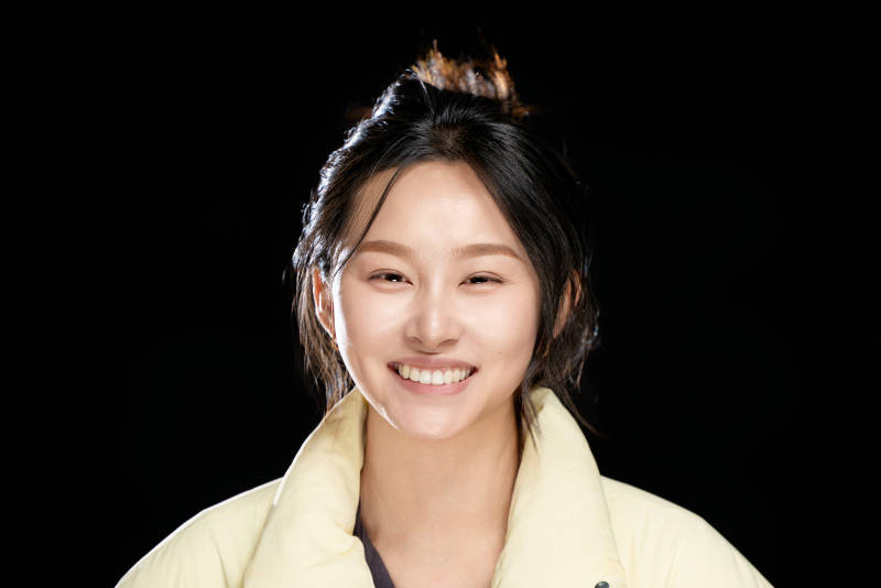 黑色背景下的亚洲美丽年轻女性形象图片