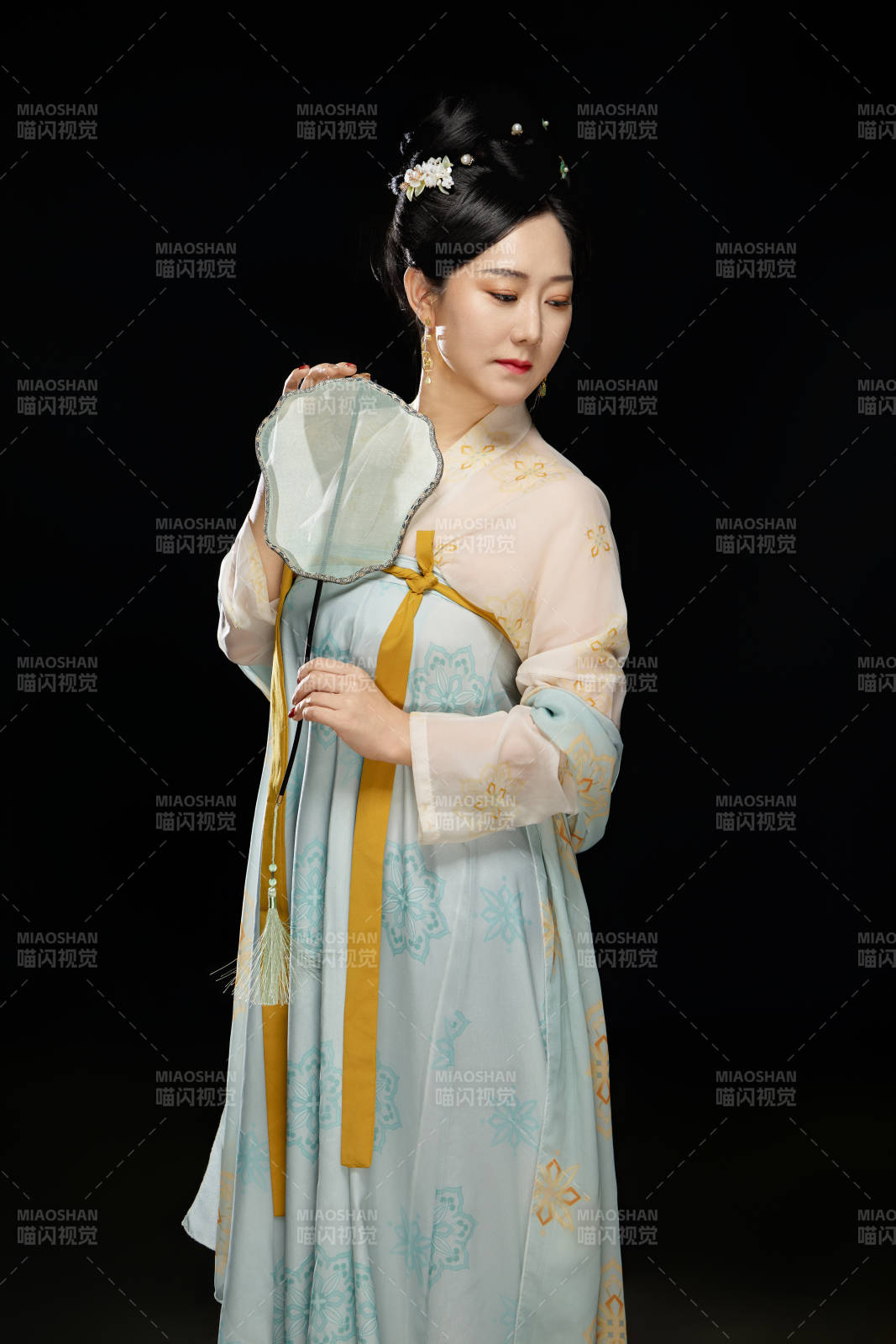 手持蝶扇展示唐代服饰妆容的成熟东方女性图片