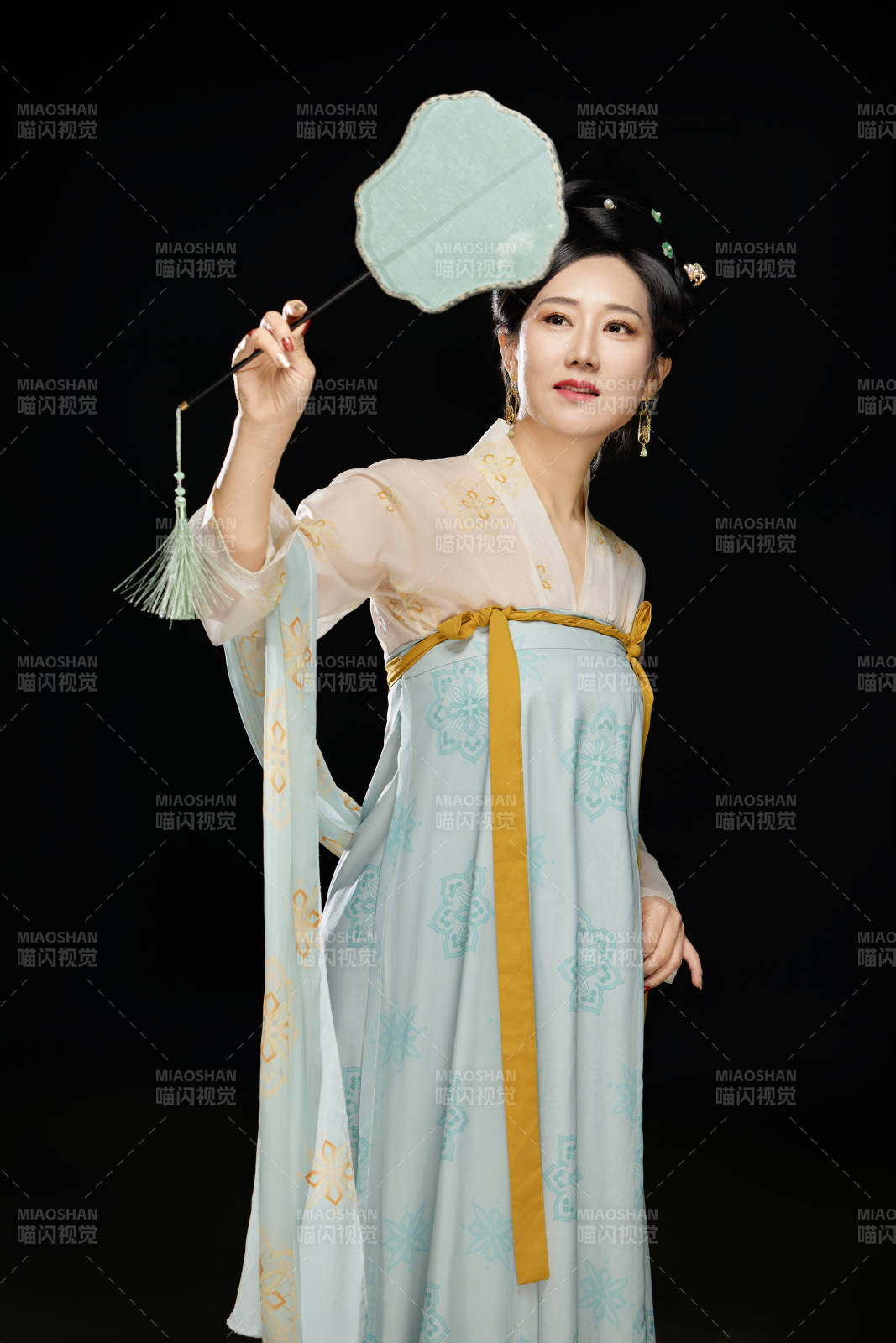 手持蝶扇展示唐代服饰妆容的成熟东方女性图片