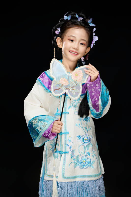 黑色背景下穿着中国明制汉服的中国女童图片