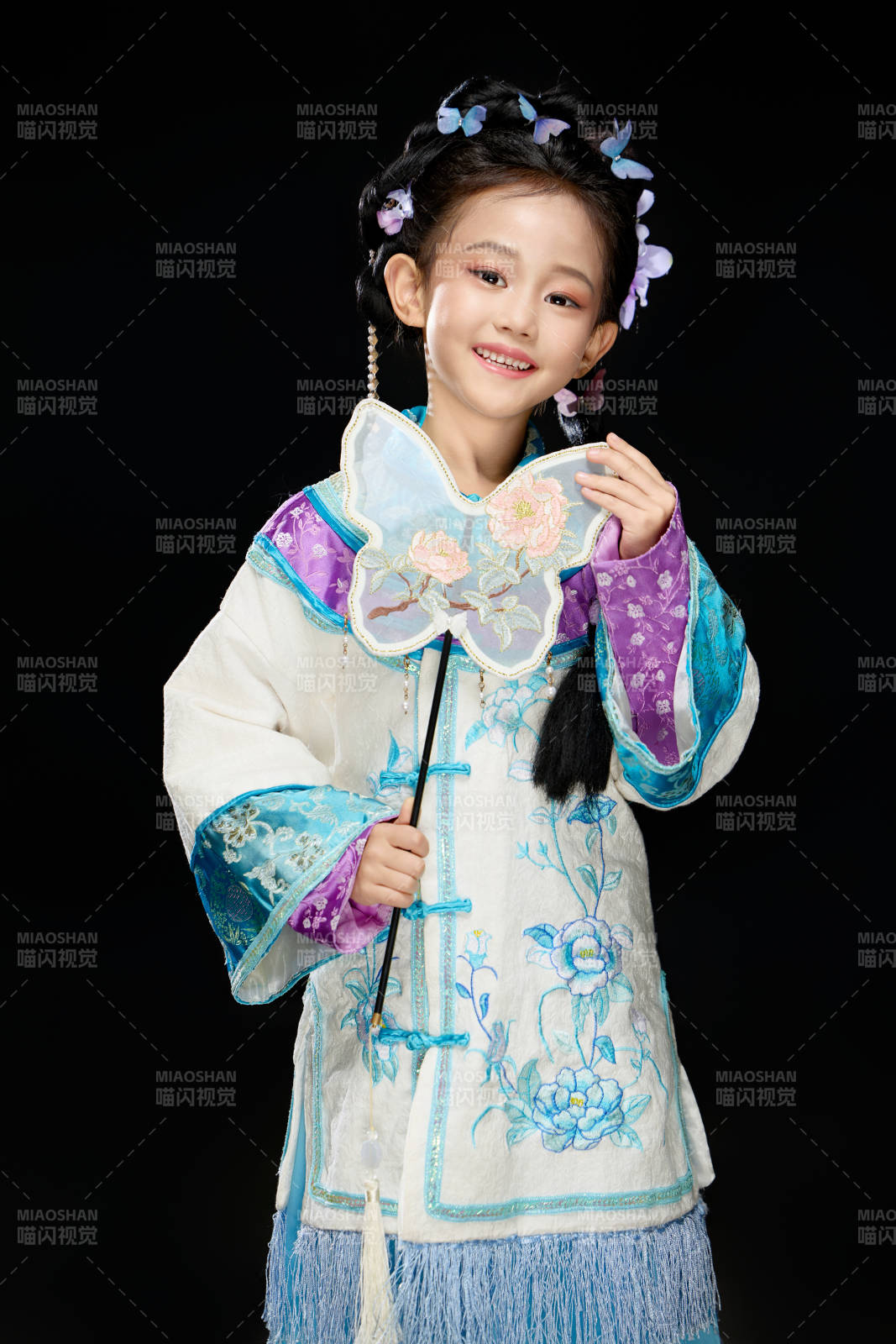 黑色背景下穿着中国明制汉服的中国女童图片