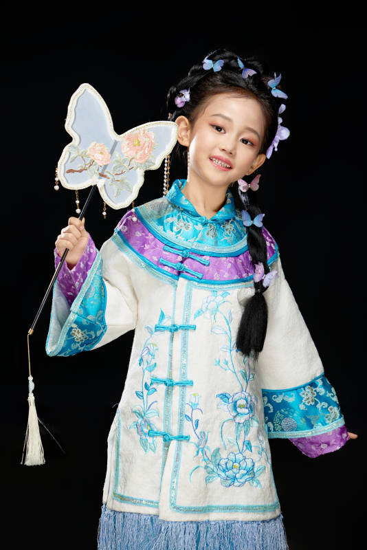 黑色背景下穿着中国明制汉服的中国女童图片