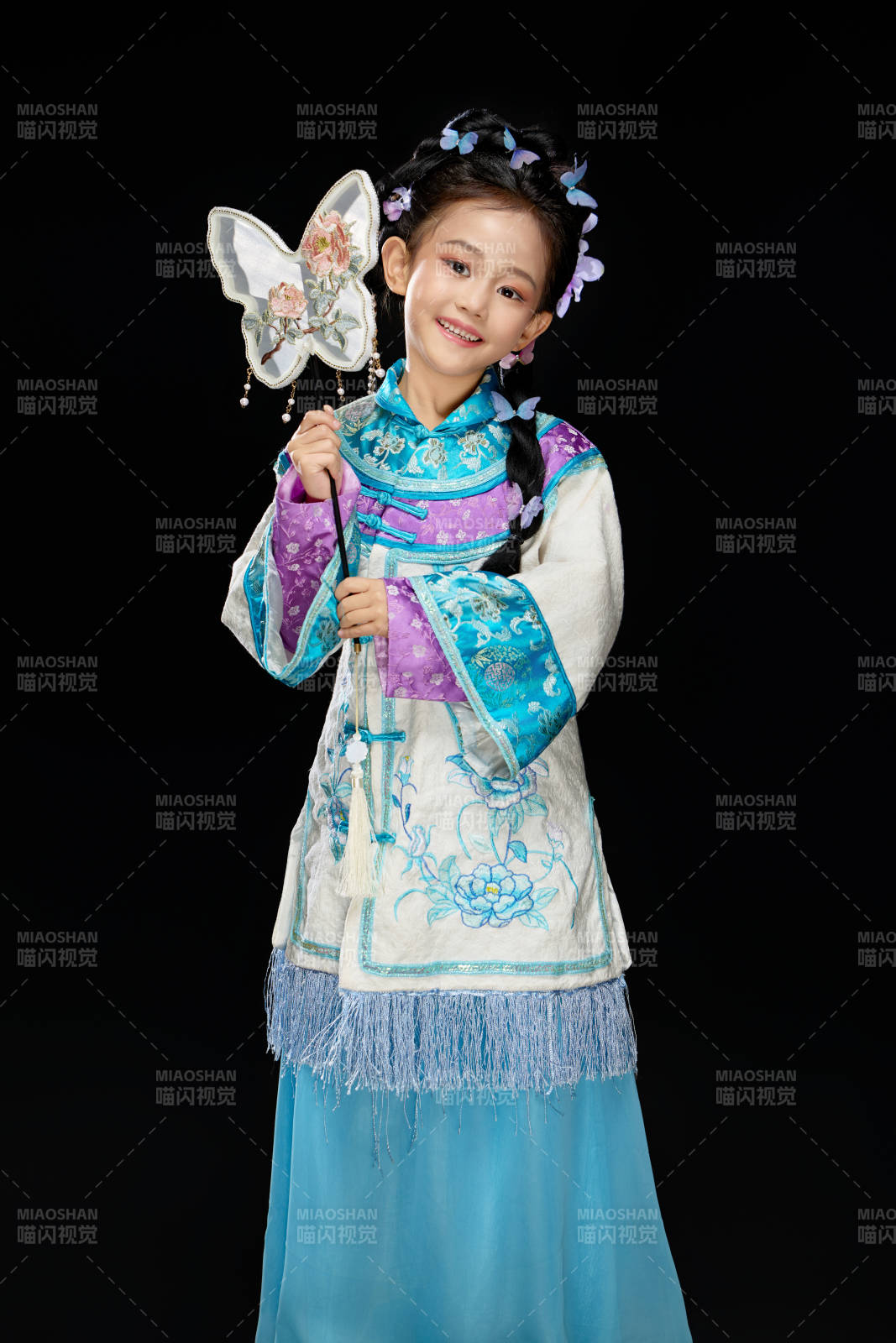 黑色背景下穿着中国明制汉服的中国女童图片