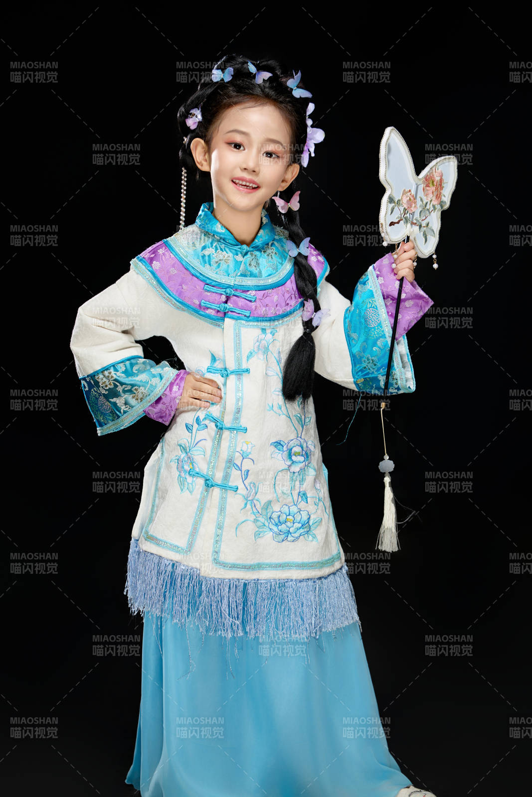 黑色背景下穿着中国明制汉服的中国女童图片