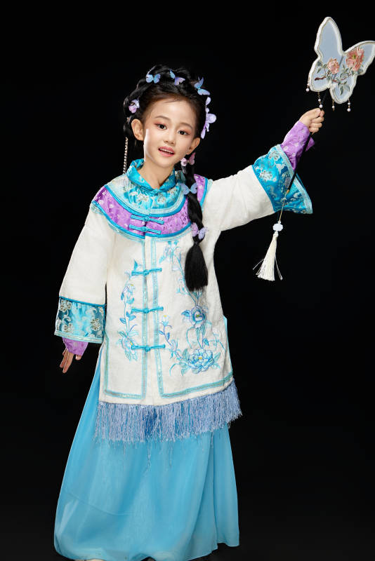 黑色背景下穿着中国明制汉服的中国女童图片