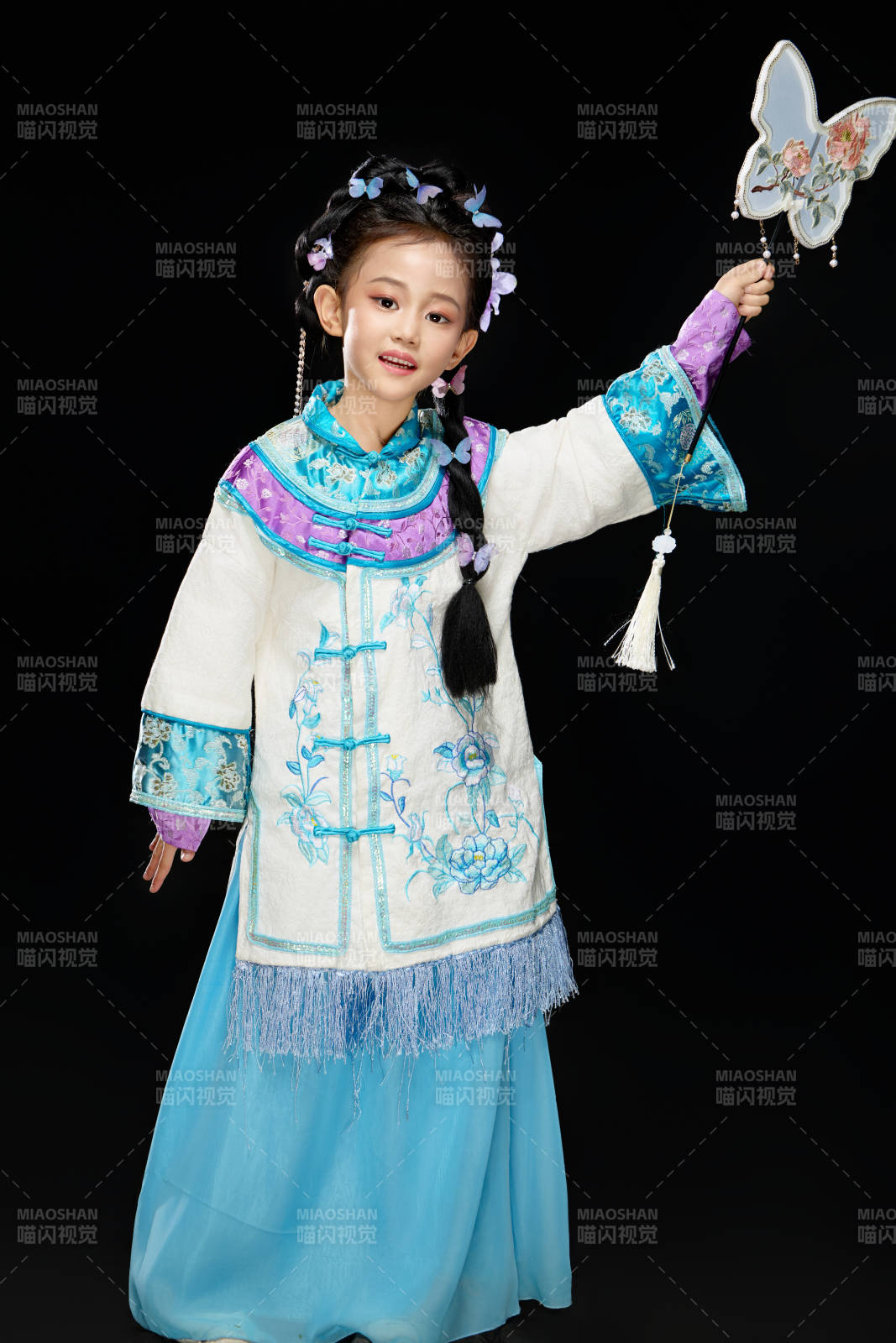 黑色背景下穿着中国明制汉服的中国女童图片