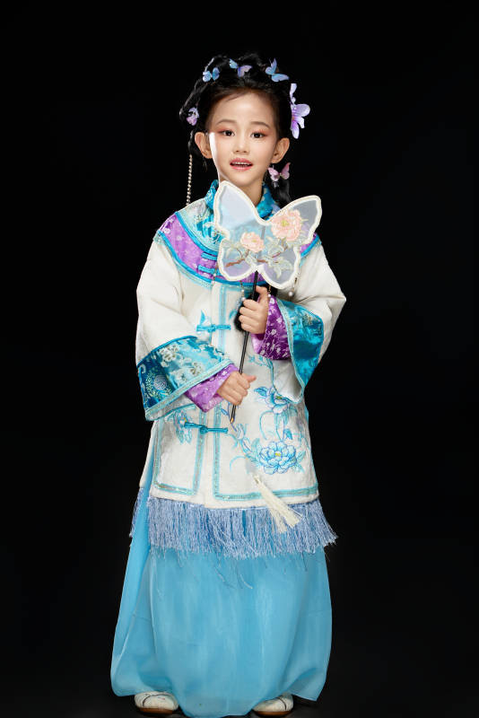 黑色背景下穿着中国明制汉服的中国女童图片