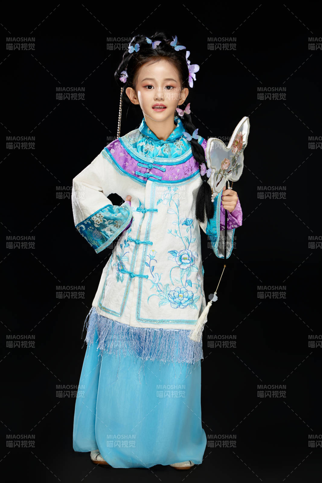 黑色背景下穿着中国明制汉服的中国女童图片