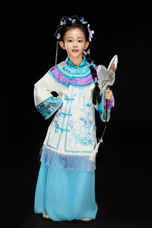 黑色背景下穿着中国明制汉服的中国女童图片