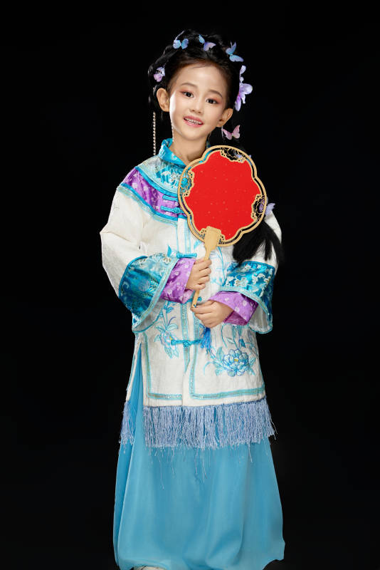 黑色背景下穿着中国明制汉服的中国女童图片