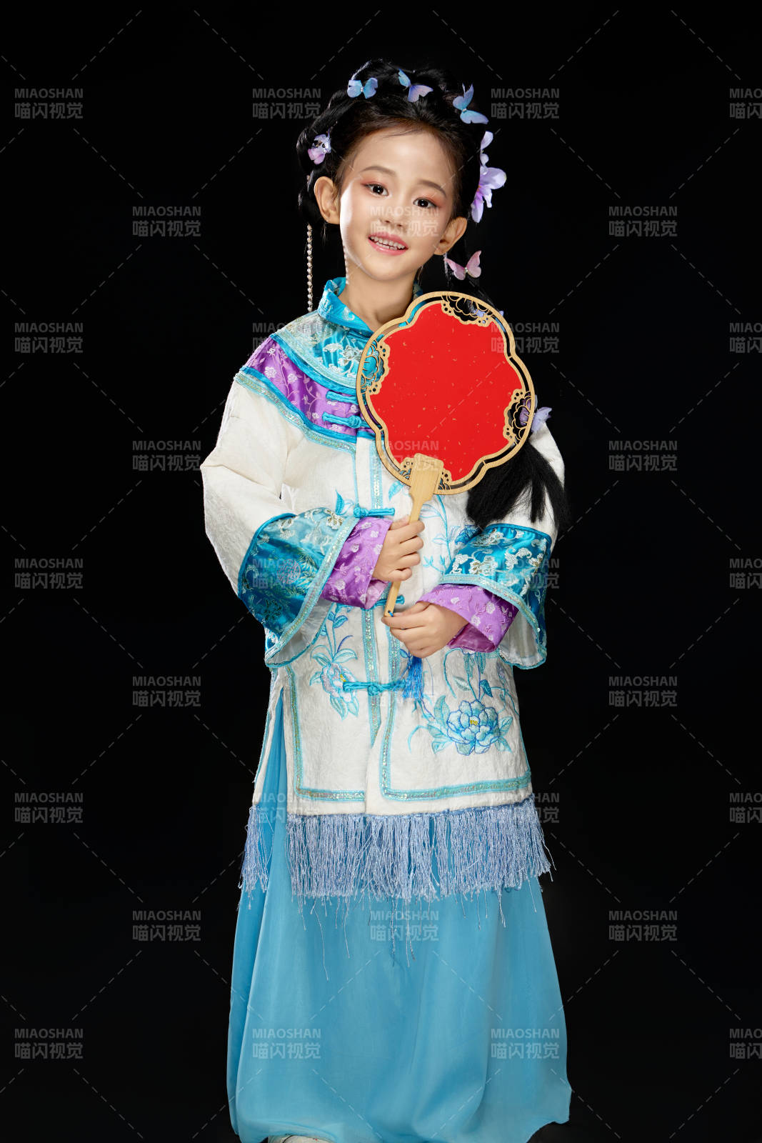 黑色背景下穿着中国明制汉服的中国女童图片