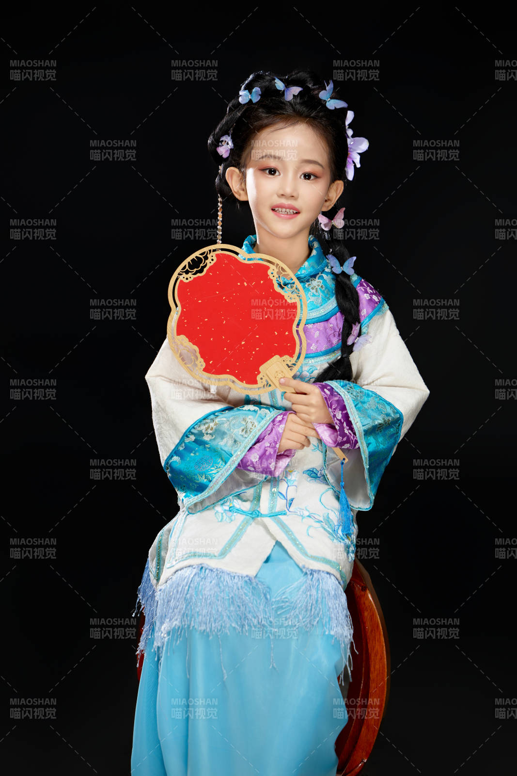 黑色背景下穿着中国明制汉服的中国女童图片