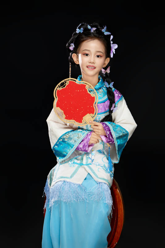 黑色背景下穿着中国明制汉服的中国女童图片