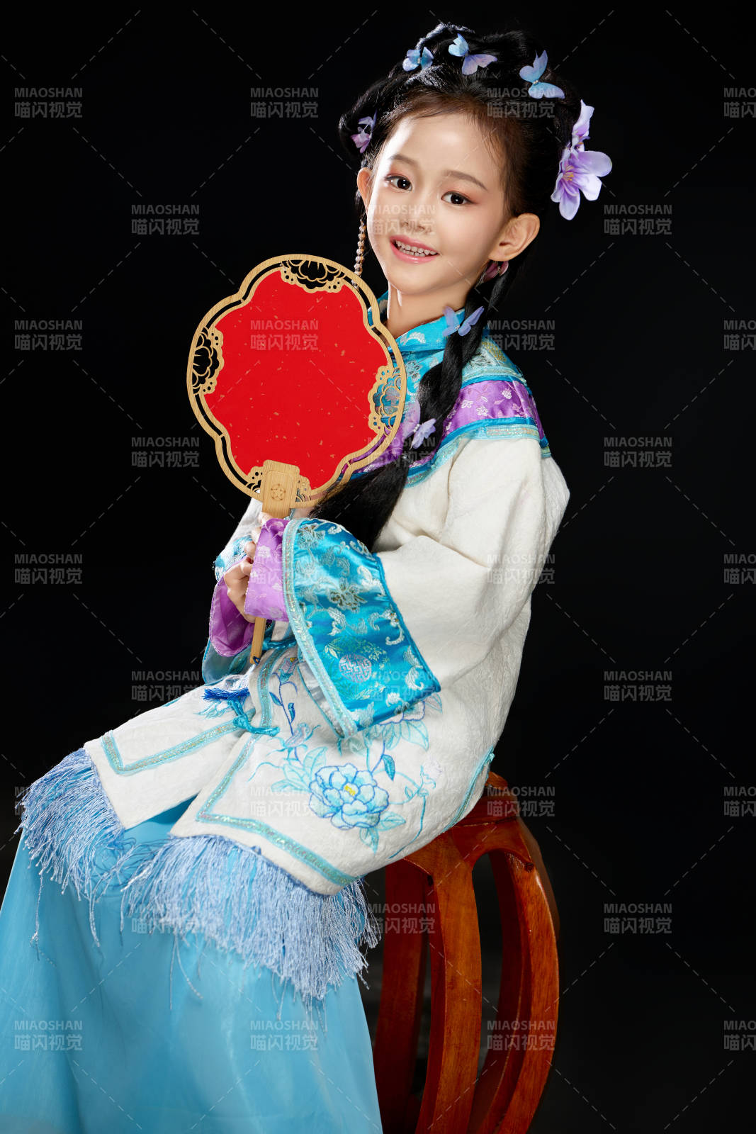 黑色背景下穿着中国明制汉服的中国女童图片