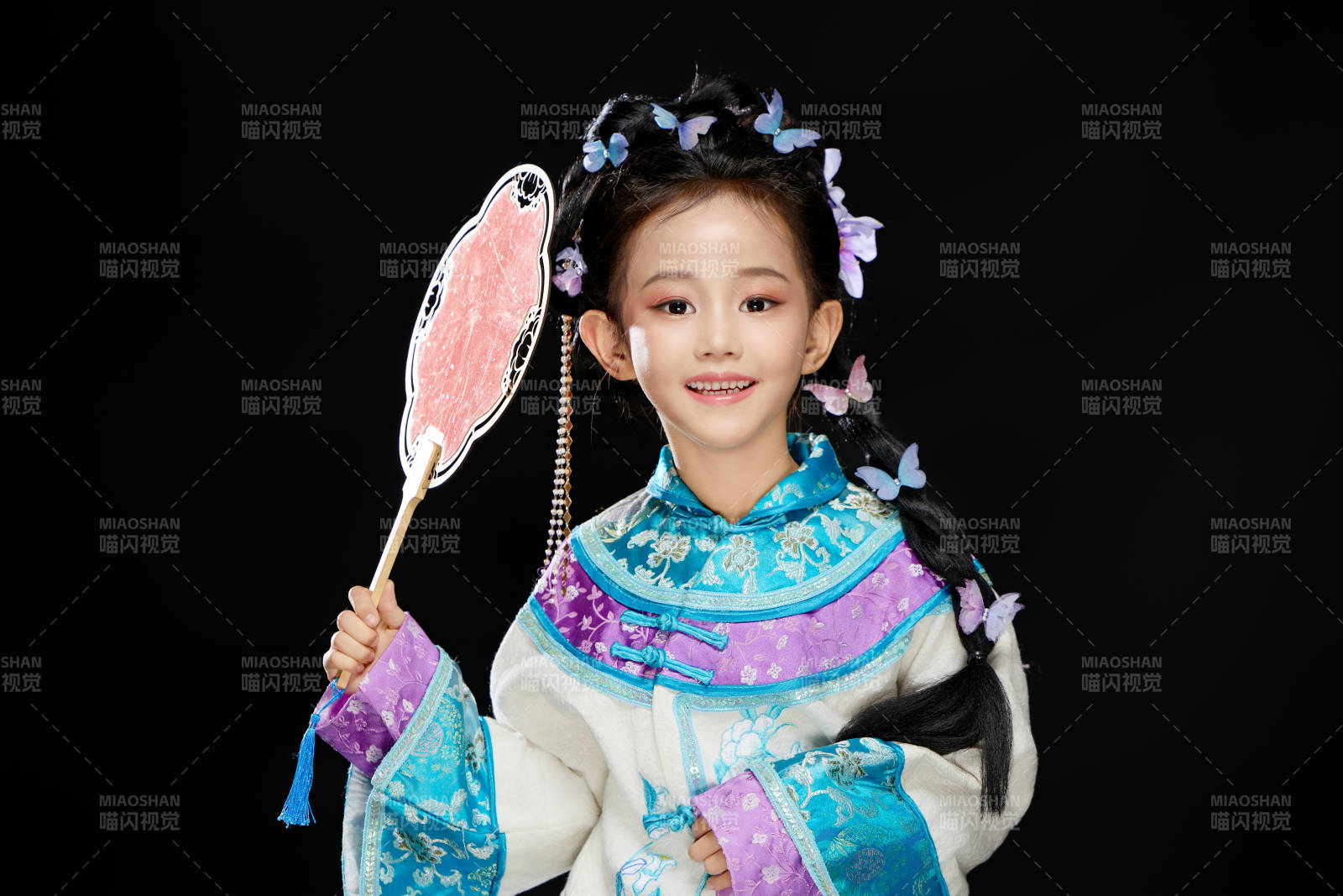 黑色背景下穿着中国明制汉服的中国女童图片