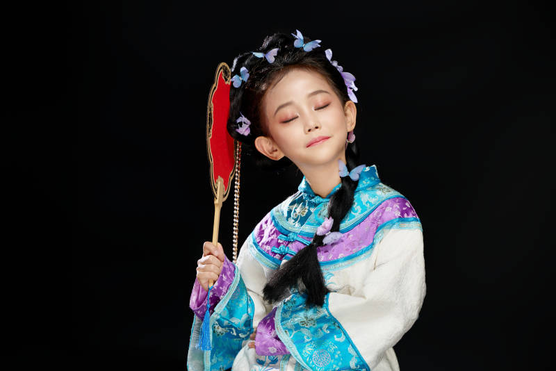 黑色背景下穿着中国明制汉服的中国女童图片