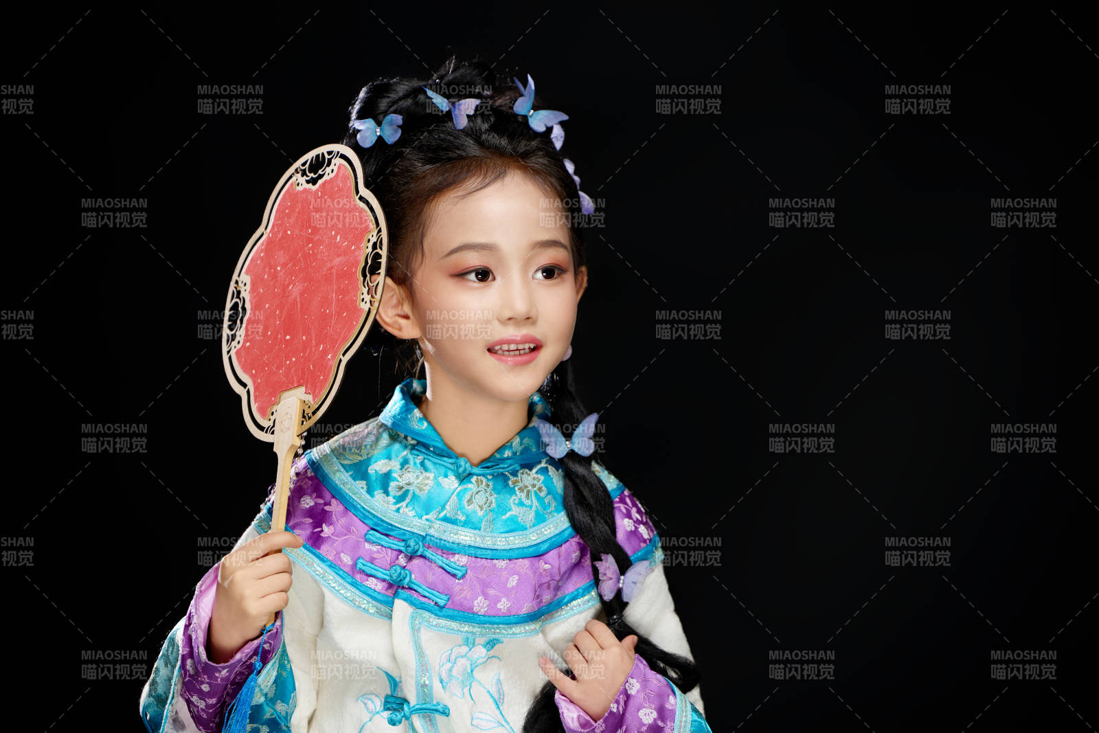 黑色背景下穿着中国明制汉服的中国女童图片