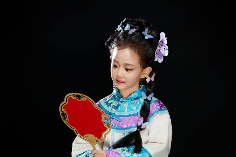 黑色背景下穿着中国明制汉服的中国女童图片