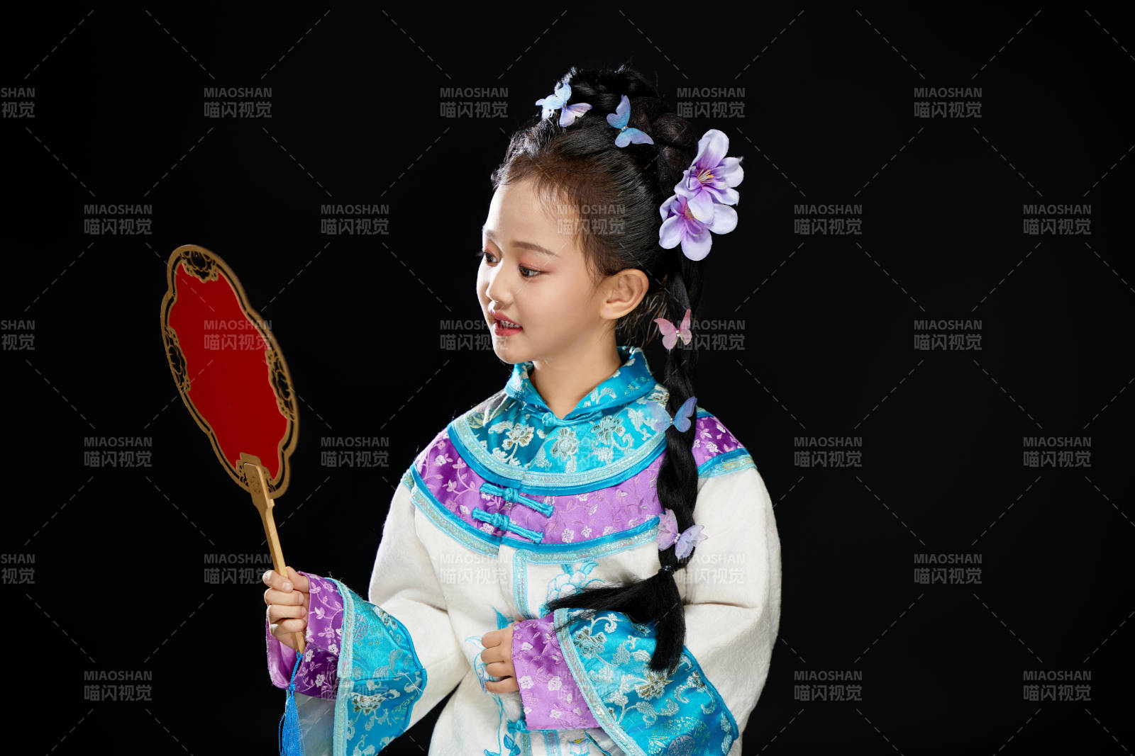 黑色背景下穿着中国明制汉服的中国女童图片