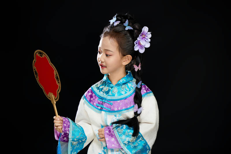 黑色背景下穿着中国明制汉服的中国女童图片
