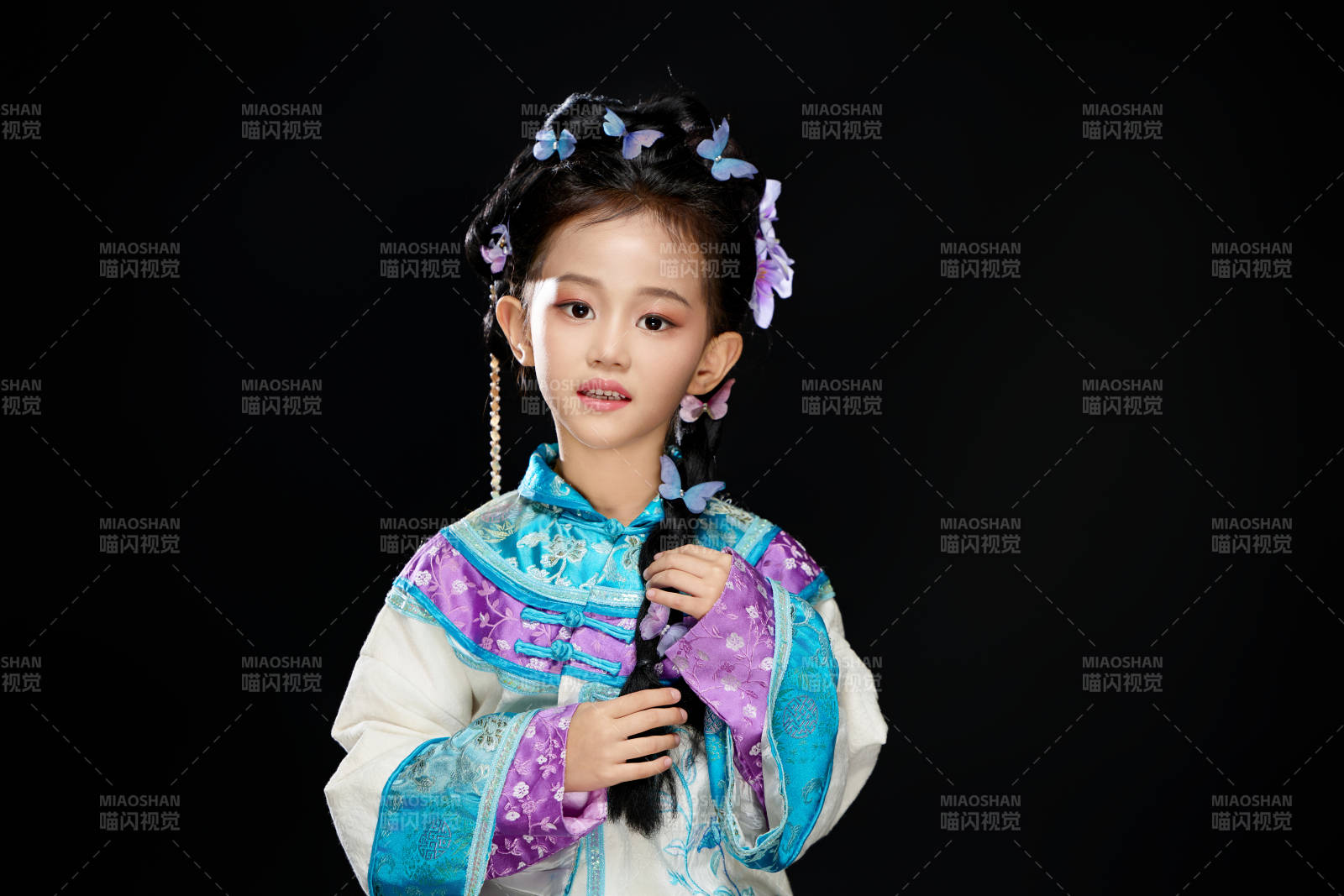 黑色背景下穿着中国明制汉服的中国女童图片