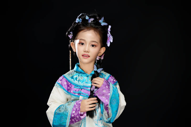 黑色背景下穿着中国明制汉服的中国女童图片