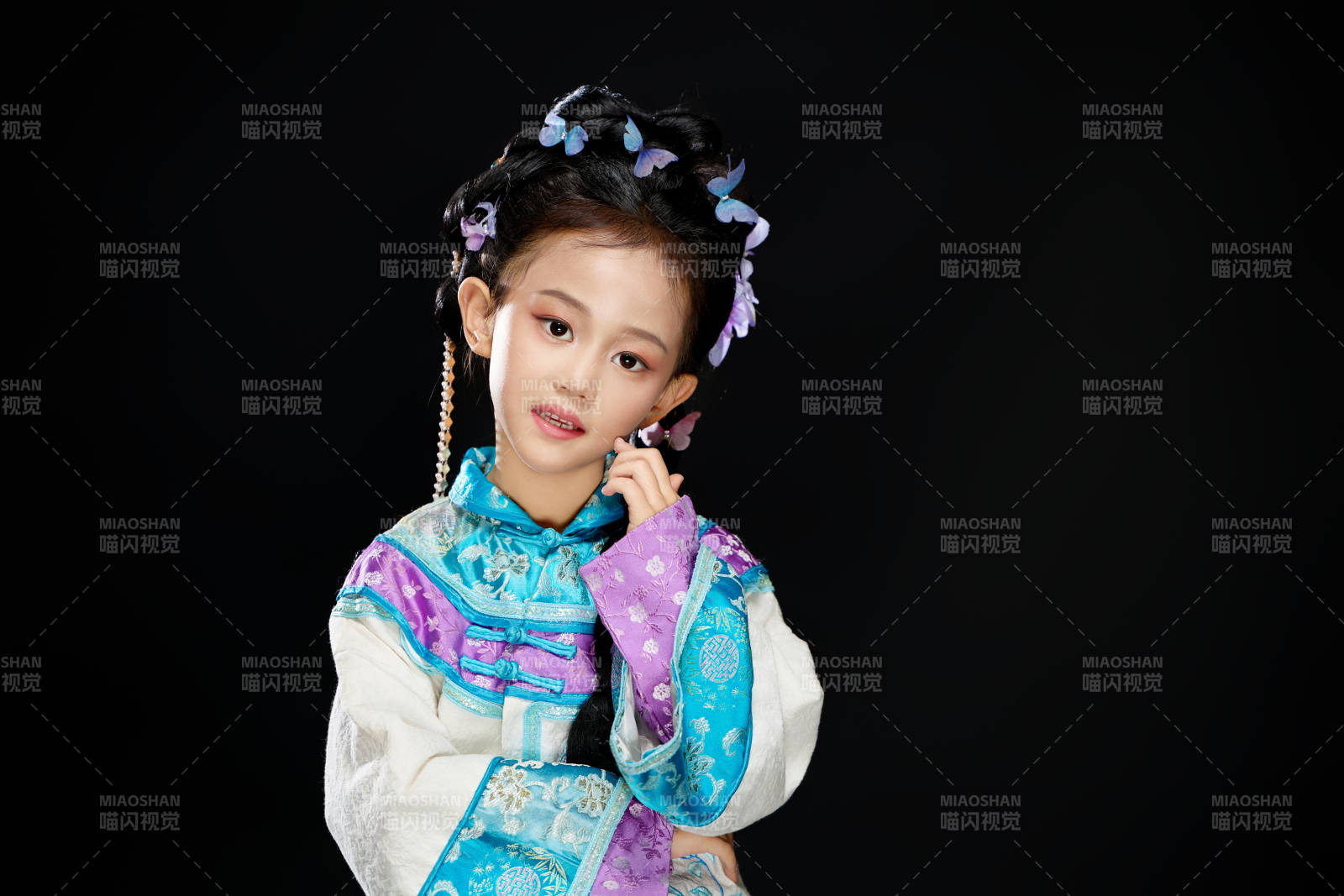 黑色背景下穿着中国明制汉服的中国女童图片