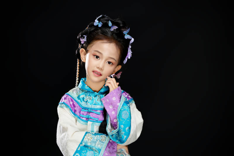 黑色背景下穿着中国明制汉服的中国女童图片
