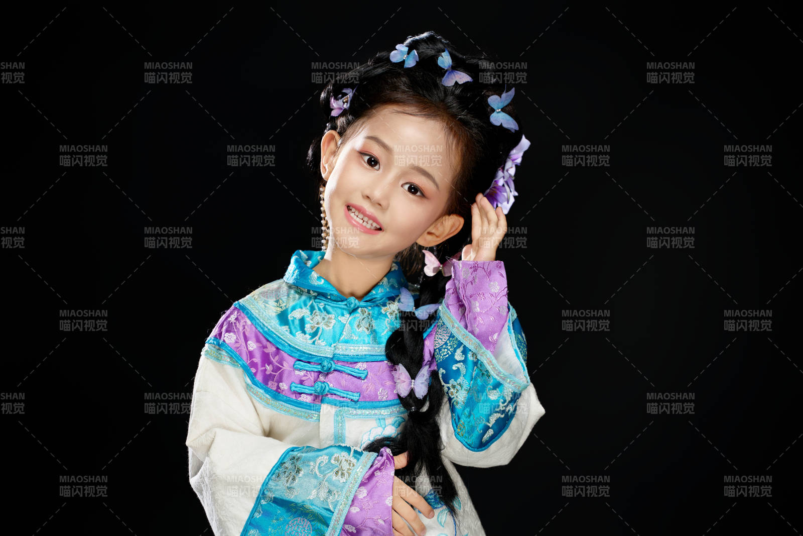 黑色背景下穿着中国明制汉服的中国女童图片