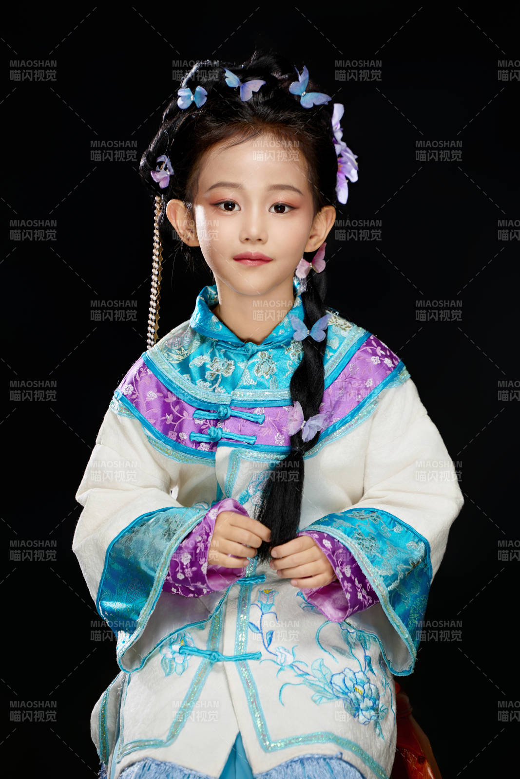 黑色背景下穿着中国明制汉服的中国女童图片