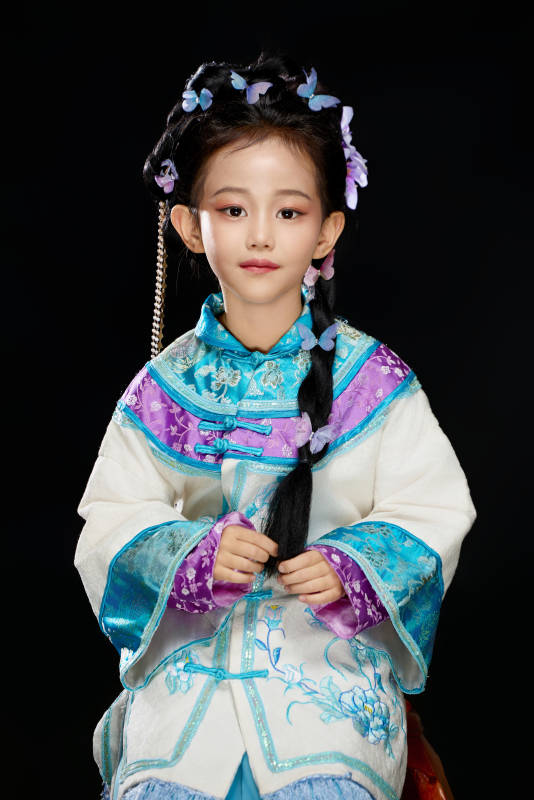 黑色背景下穿着中国明制汉服的中国女童图片