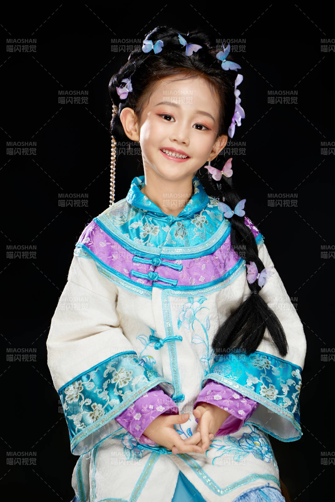 黑色背景下穿着中国明制汉服的中国女童图片