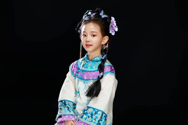 黑色背景下穿着中国明制汉服的中国女童图片