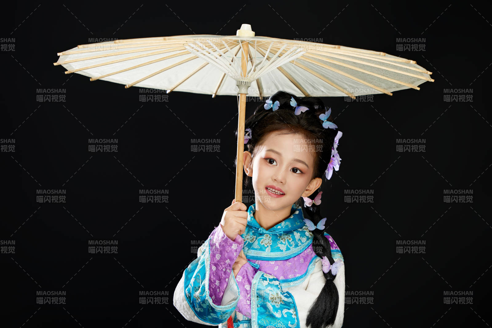 黑色背景下穿着中国明制汉服的中国女童图片