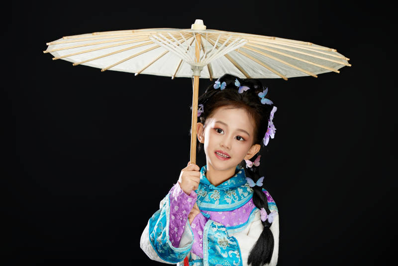 黑色背景下穿着中国明制汉服的中国女童图片