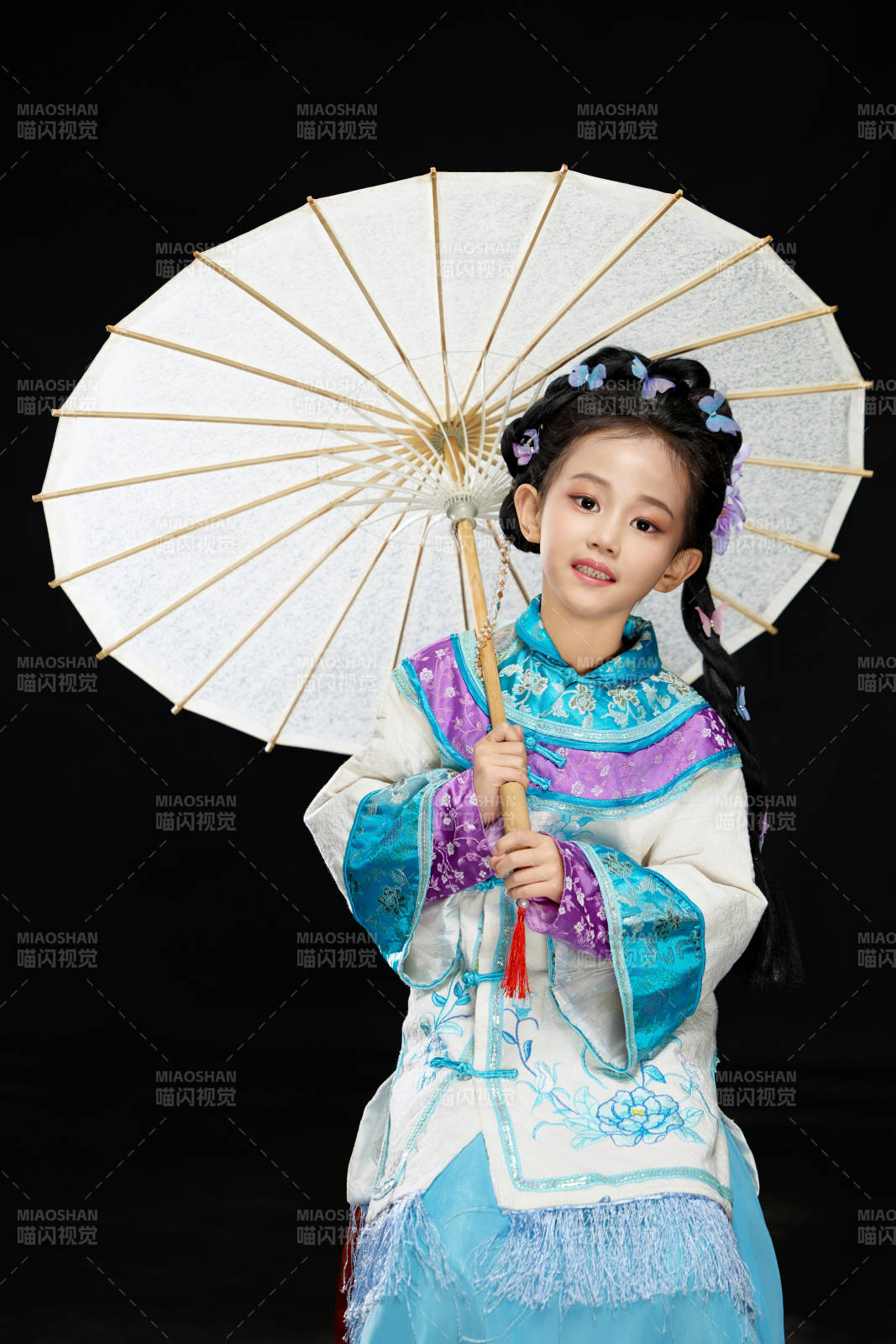 黑色背景下穿着中国明制汉服的中国女童图片