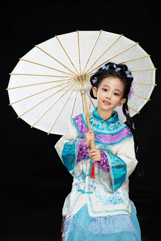 黑色背景下穿着中国明制汉服的中国女童图片