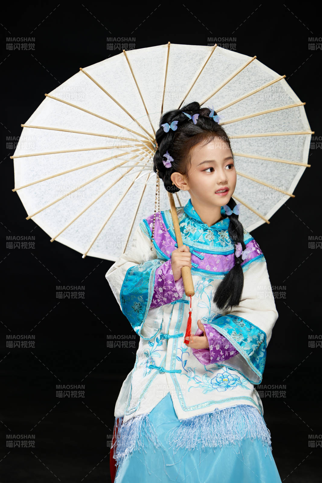 黑色背景下穿着中国明制汉服的中国女童图片