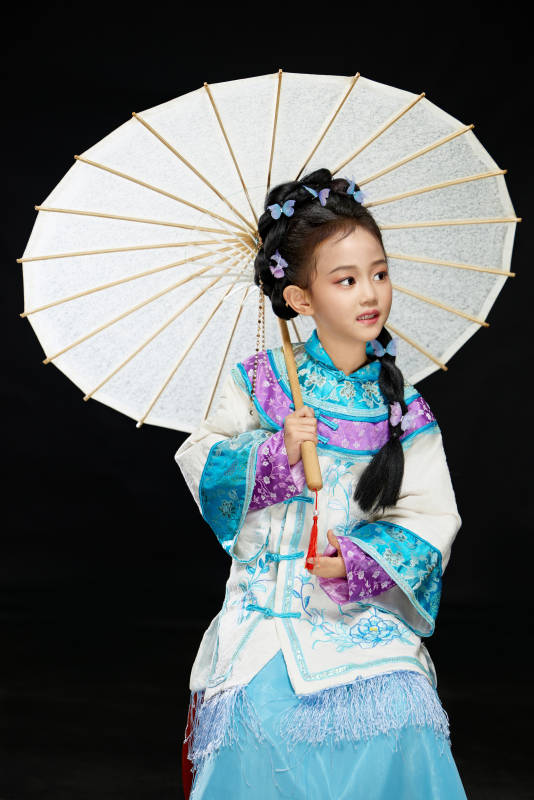 黑色背景下穿着中国明制汉服的中国女童图片