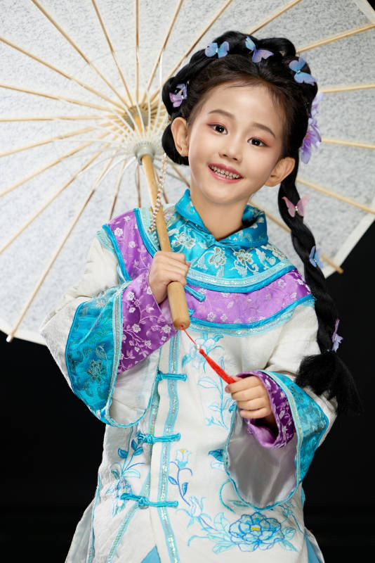 黑色背景下穿着中国明制汉服的中国女童图片