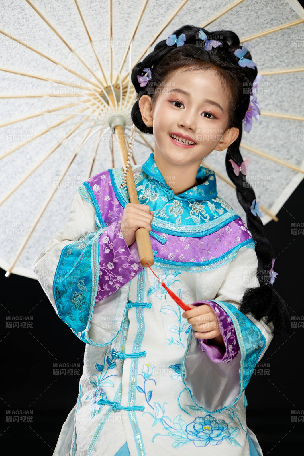 黑色背景下穿着中国明制汉服的中国女童图片