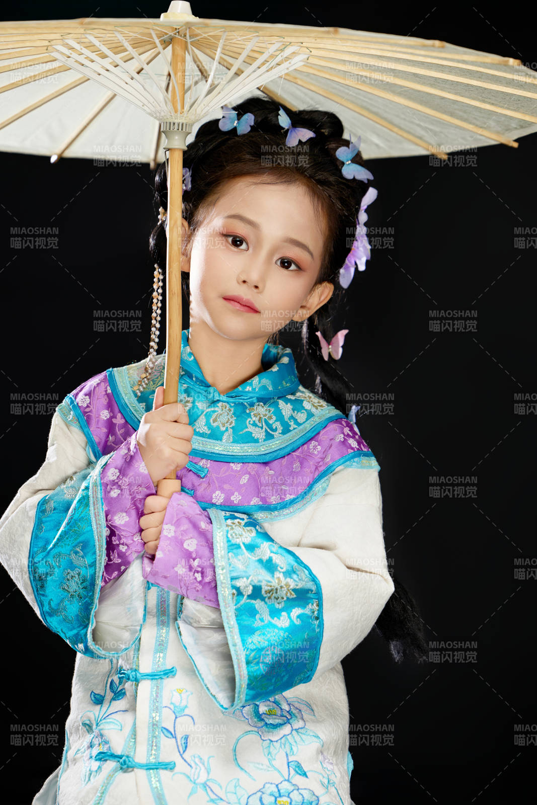 黑色背景下穿着中国明制汉服的中国女童图片