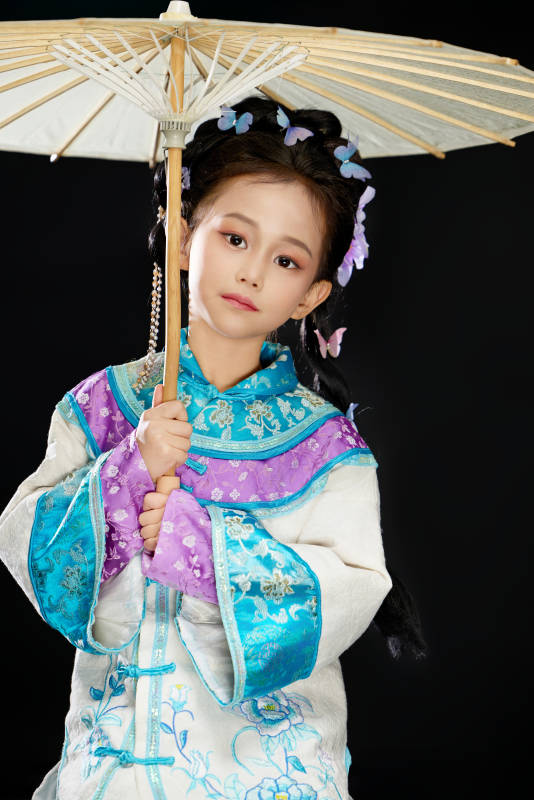 黑色背景下穿着中国明制汉服的中国女童图片
