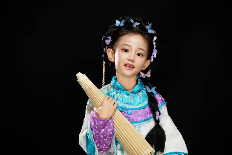 黑色背景下穿着中国明制汉服的中国女童图片