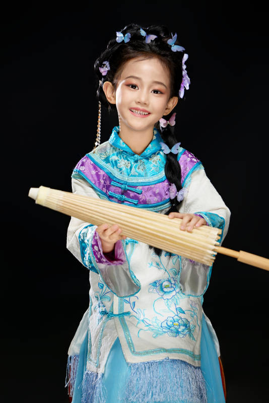 黑色背景下穿着中国明制汉服的中国女童图片