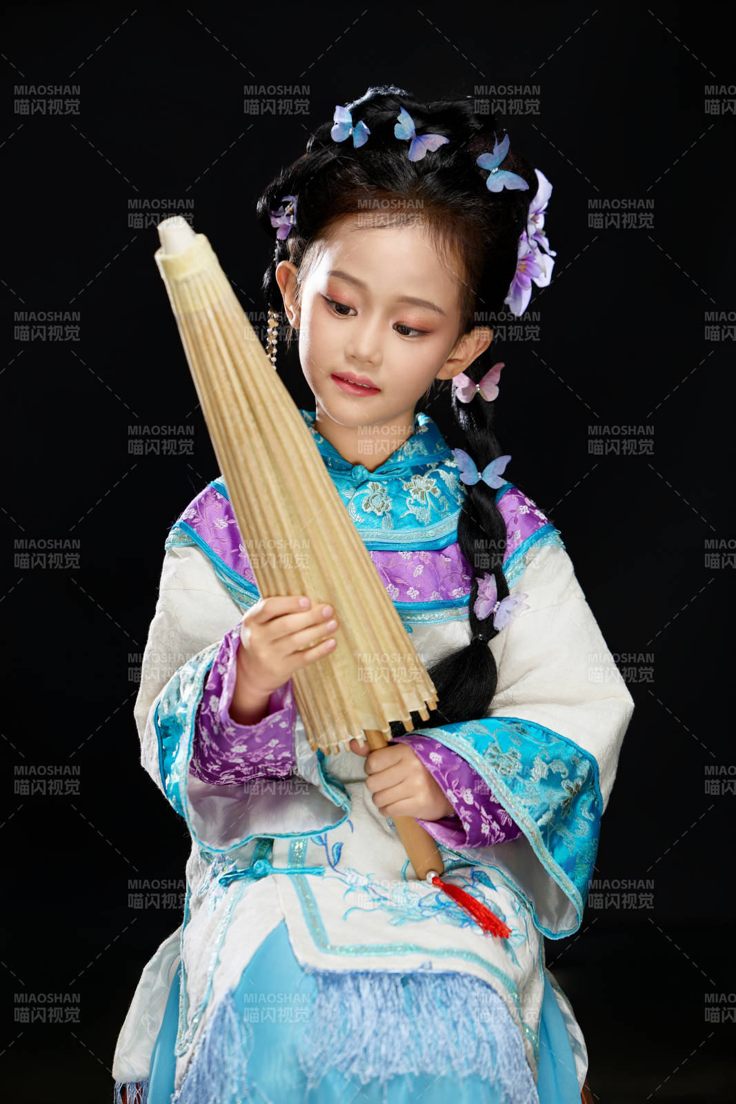 黑色背景下穿着中国明制汉服的中国女童图片