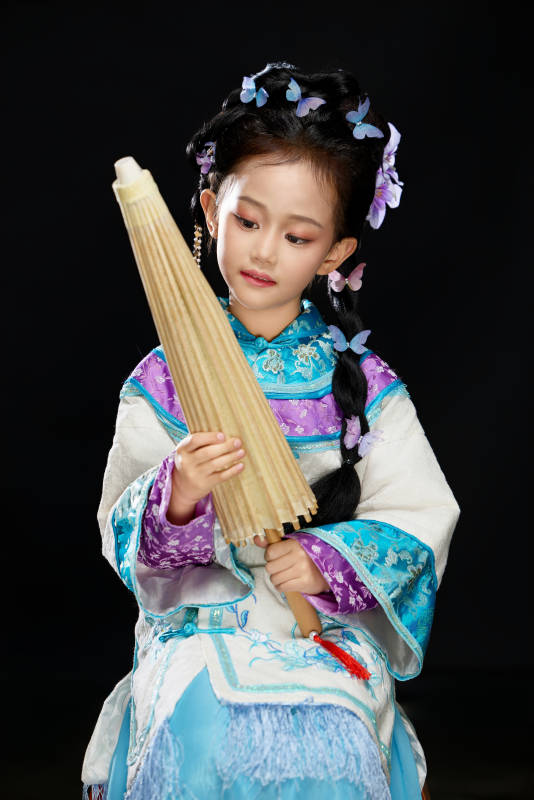 黑色背景下穿着中国明制汉服的中国女童图片