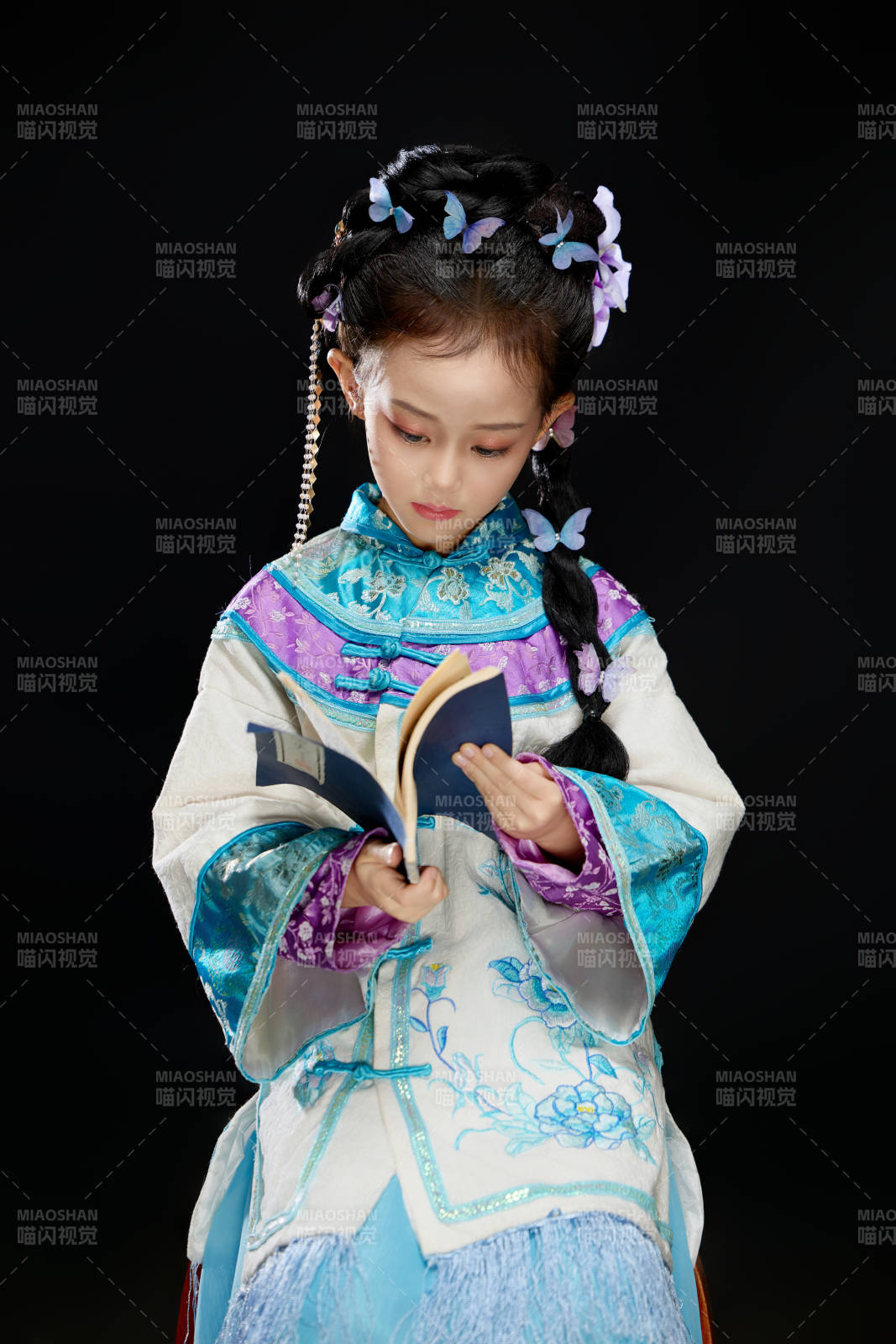 黑色背景下穿着中国明制汉服的中国女童图片