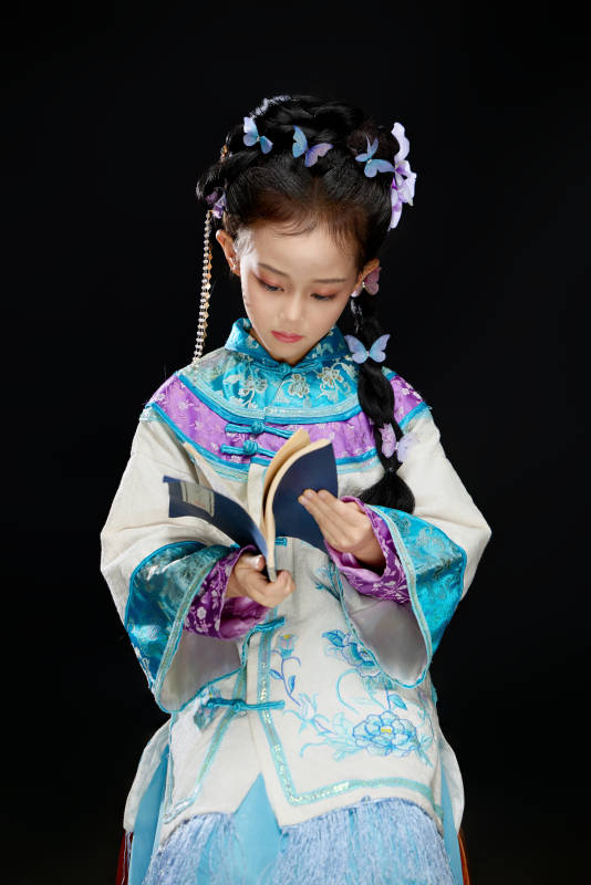 黑色背景下穿着中国明制汉服的中国女童图片