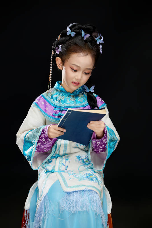 黑色背景下穿着中国明制汉服的中国女童图片